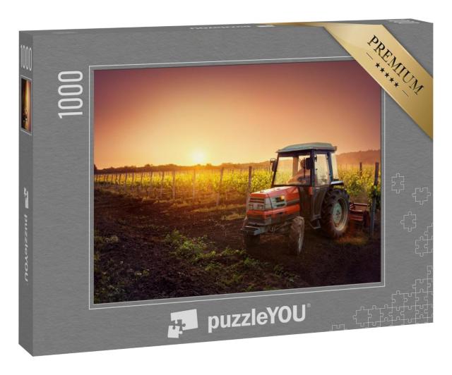 Puzzle 1000 Teile „Weinreben auf dem Feld und ein roter Traktor bei Sonnenuntergang“
