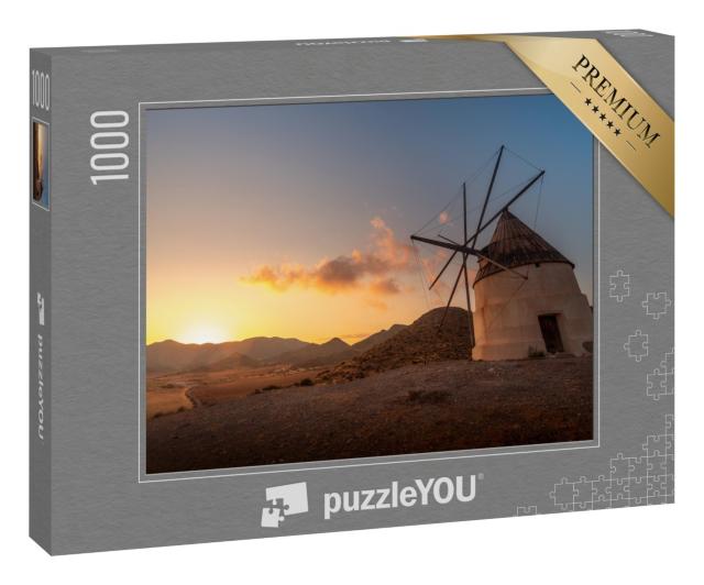 Puzzle 1000 Teile „Beeindruckende Windmühle am Strand von Los Genoveses bei Sonnenuntergang, Spanien“