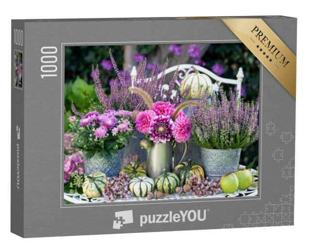 Puzzel 1000 stukjes „Tuindecoratie van roze dahlia's, herfstbloemen en pompoenen“