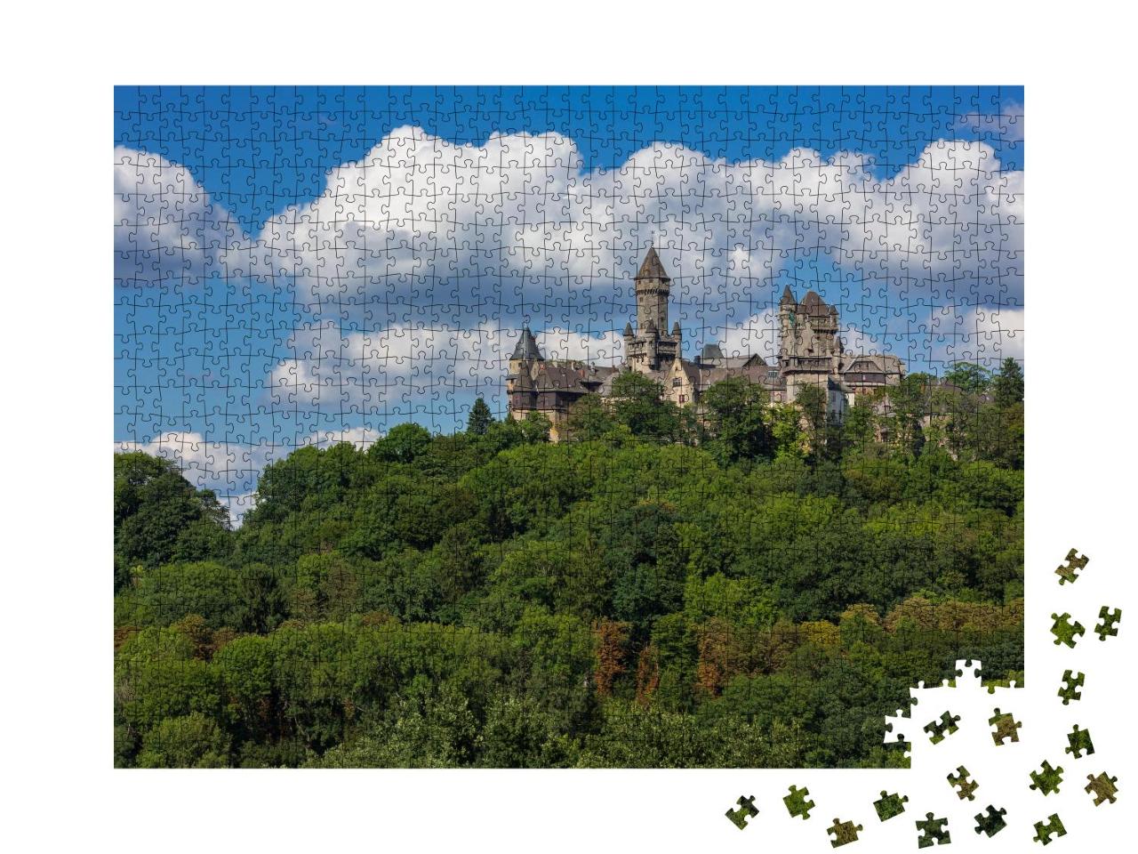 Puzzle 1000 Teile „Schloss Braunfels umgeben von Bäumen, Hessen, Deutschland“