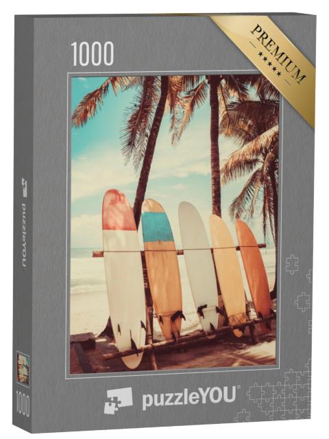 Puzzel 1000 stukjes „Surfplanken onder palmbomen op het strand“