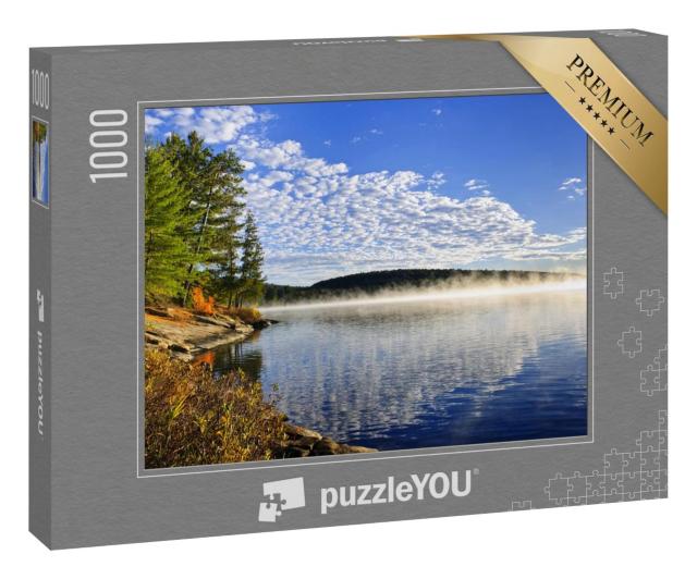 Puzzle 1000 Teile „Nebliges Seeufer im Herbst, Lake of Two Rivers, Ontario, Kanada“