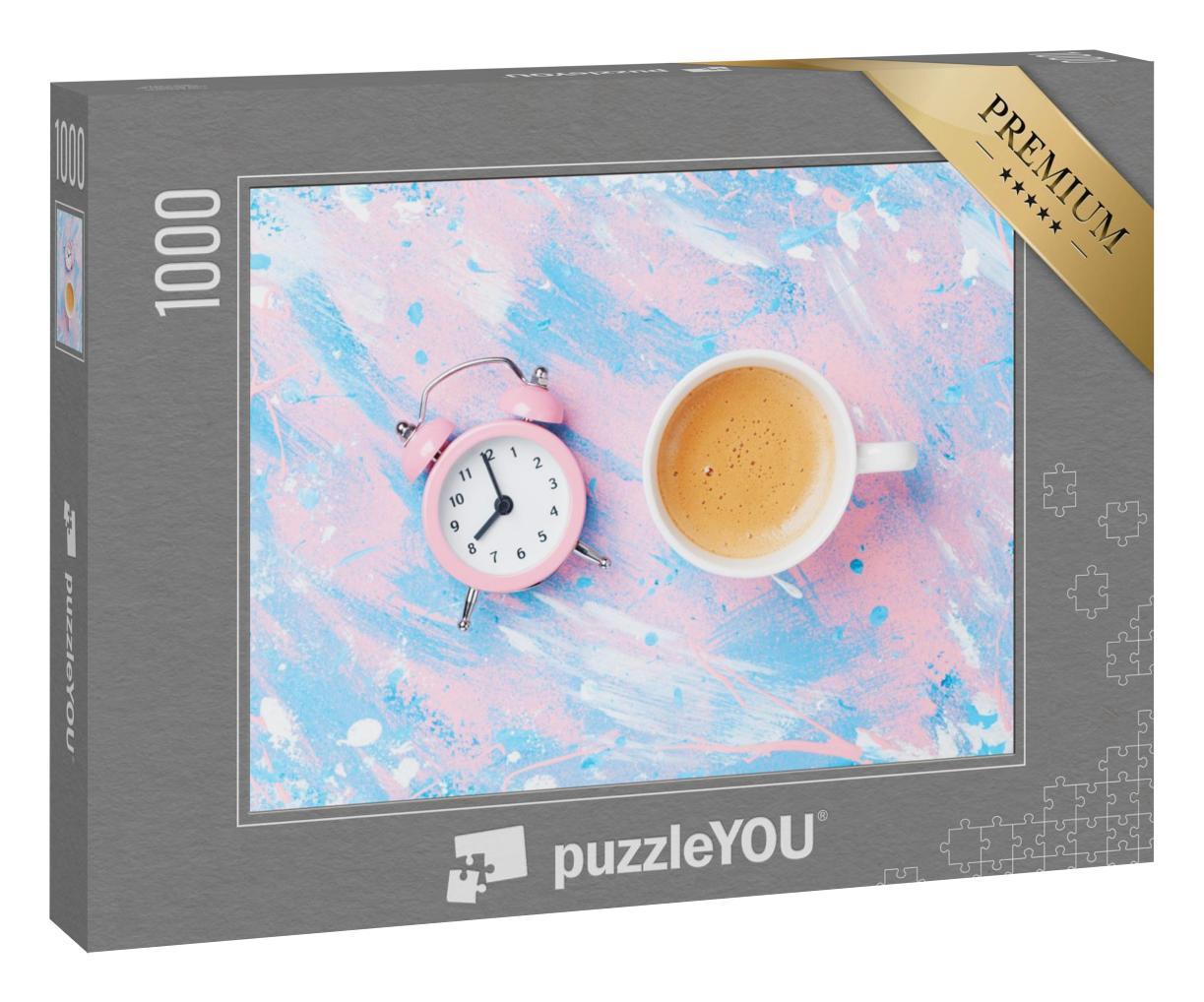 Puzzle 1000 Teile „Am Morgen: Tasse Kaffee und Wecker auf pastellfarbenem Schreibtisch“