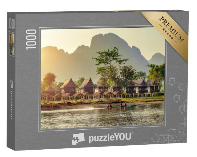 Puzzel 1000 stukjes „Pittoreske dorpsbungalows langs de Nam Song rivier in Vang Vieng, Laos“