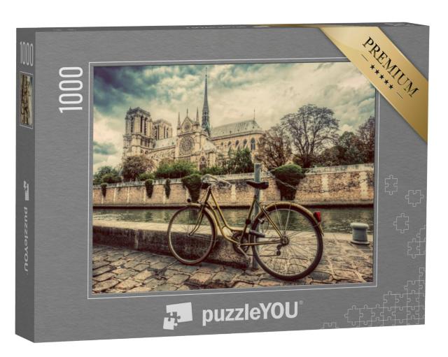 Puzzel 1000 stukjes „Retro fiets naast de Notre Dame kathedraal in Parijs, Frankrijk“