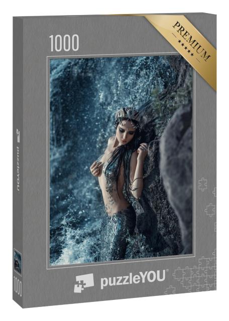 Puzzle 1000 Teile „Gekrönte Meerjungfrau am felsigen Ufer des Ozeans “