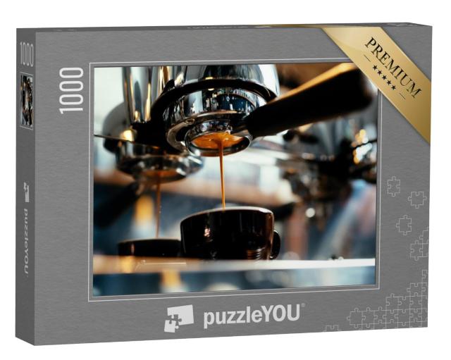 Puzzel 1000 stukjes „Close-up van espresso die uit de koffiemachine stroomt“