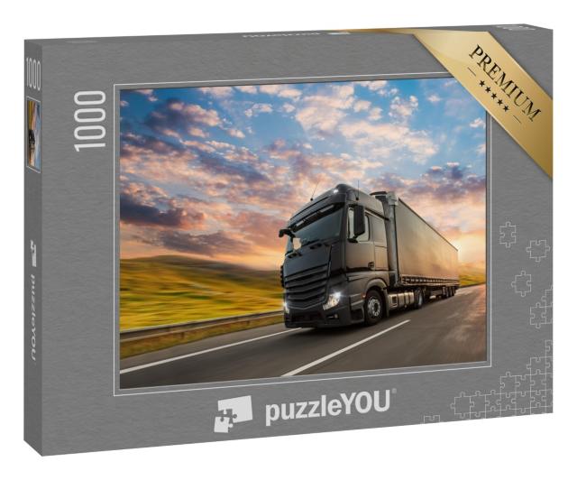 Puzzle 1000 Teile „Schwarzer LKW mit Container auf der Autobahn vor dem Sonnenuntergang“