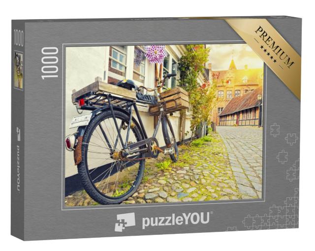 Puzzel 1000 stukjes „Vintage fiets voor een huismuur bij zonsondergang in Ribe“