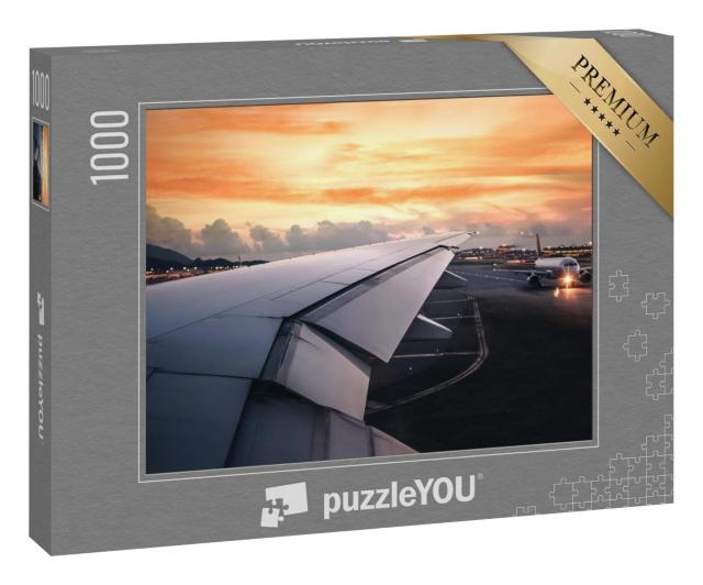 Puzzle 1000 Teile „Blick über den Flugzeugflügel: Sonnenuntergang am Flughafen“