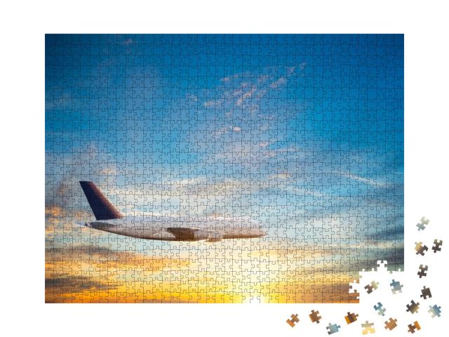 Puzzle 1000 Teile „Ruhiger Flug eines Passagierflugzeuges am Abendhimmel“