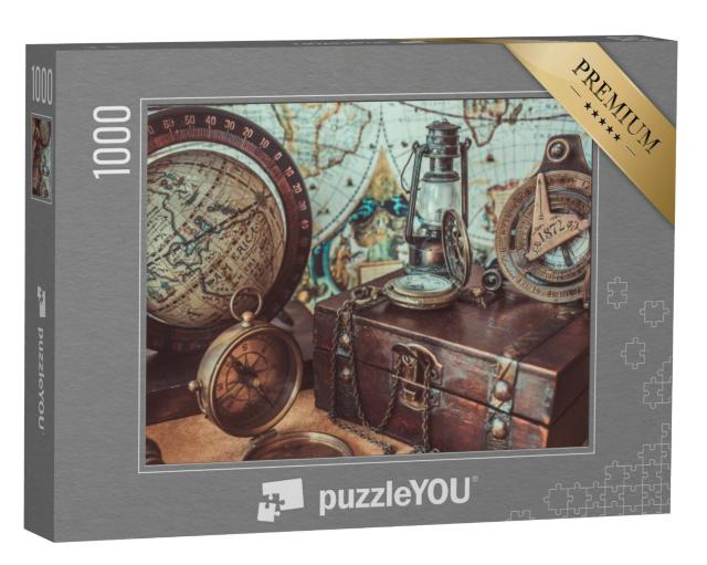 Puzzel 1000 stukjes „Antieke verzameling: kompas, olielamp, globe en schatkist“