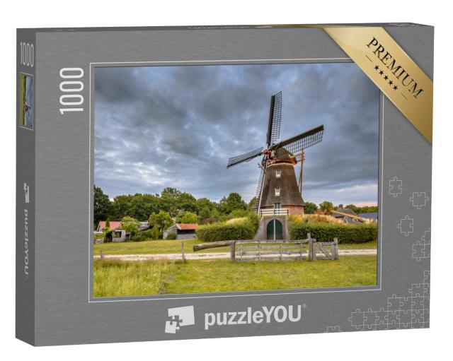 Puzzel 1000 stukjes „Historische houten windmolen onder een bewolkte hemel in het dorp Aalden, provincie Drenthe, Nederland“