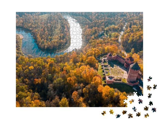 Puzzle 1000 Teile „Luftaufnahme der Burg Turaida bei Sonnenuntergang, Sigulda, Lettland“