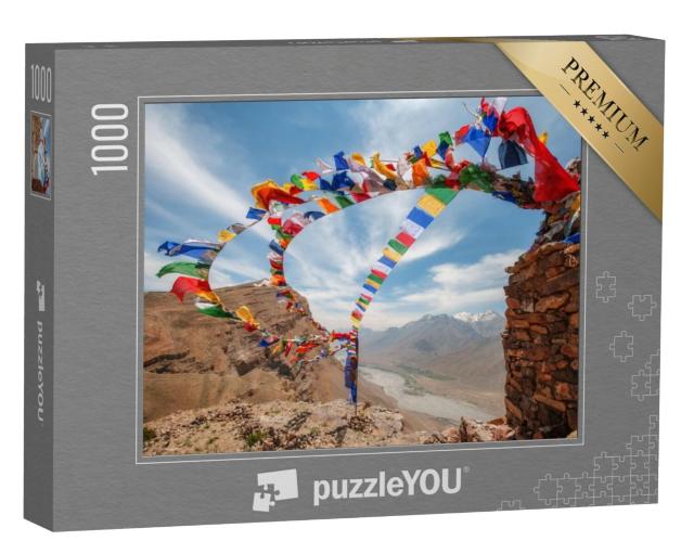 Puzzel 1000 stukjes „Typische kleurrijke Tibetaanse mantravlaggen wapperen in de wind, Tibet“