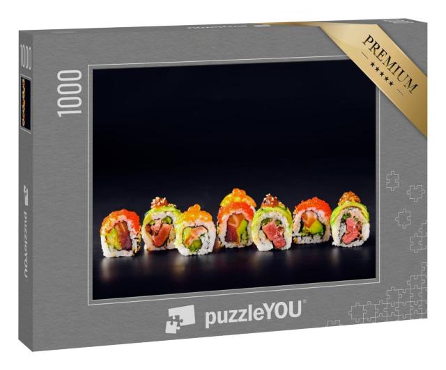 Puzzle 1000 Teile „Nahaufnahme von Sushi-Rollen mit rotem Kaviar, Lachs, Thunfisch, Gurke und Avocado “
