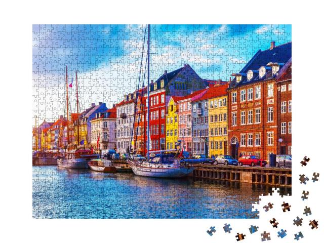 Puzzle 1000 Teile „Sonnenuntergang mit Blick auf den Pier in Nyhavn: Schiffe, Yachten und farbige Häuser“