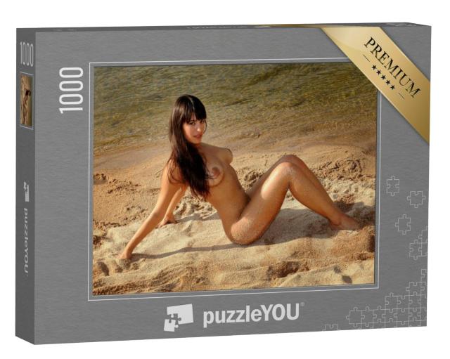 Puzzel 1000 stukjes „Naaktfotografie: Naakte brunette in het zand“