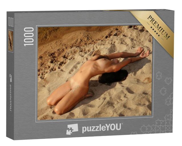 Puzzel 1000 stukjes „Erotische fotografie: Naakte vrouw poseert op een zandstrand“