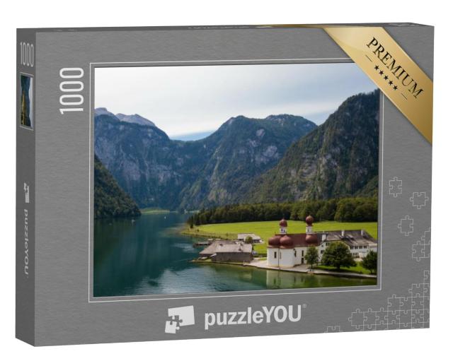 Puzzel 1000 stukjes „Prachtig uitzicht op de St Bartholomeuskerk met de bergen Watzmann en Zugspitze“