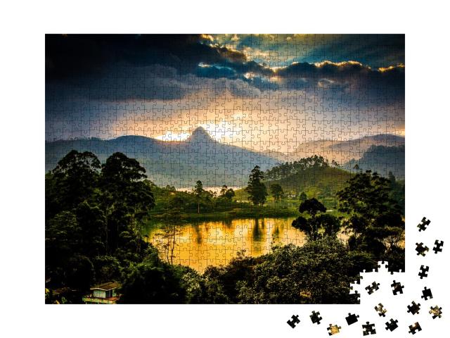 Puzzle 1000 Teile „Teeplantagen vor dem Sri Pada bei Sonnenuntergang“