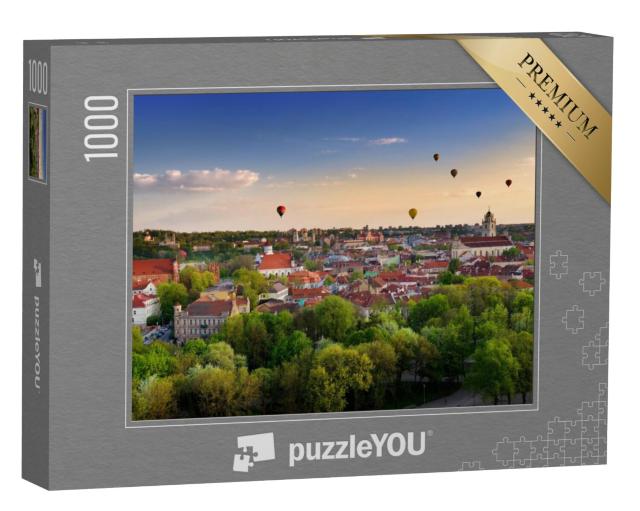 Puzzel 1000 stukjes „Zomerpanorama van de oude binnenstad van Vilnius met kleurrijke luchtballonnen“