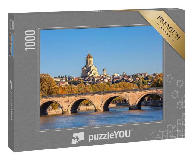 Puzzle 1000 Teile „Brücke und Sameba-Kathedrale in Tiflis, Georgien“
