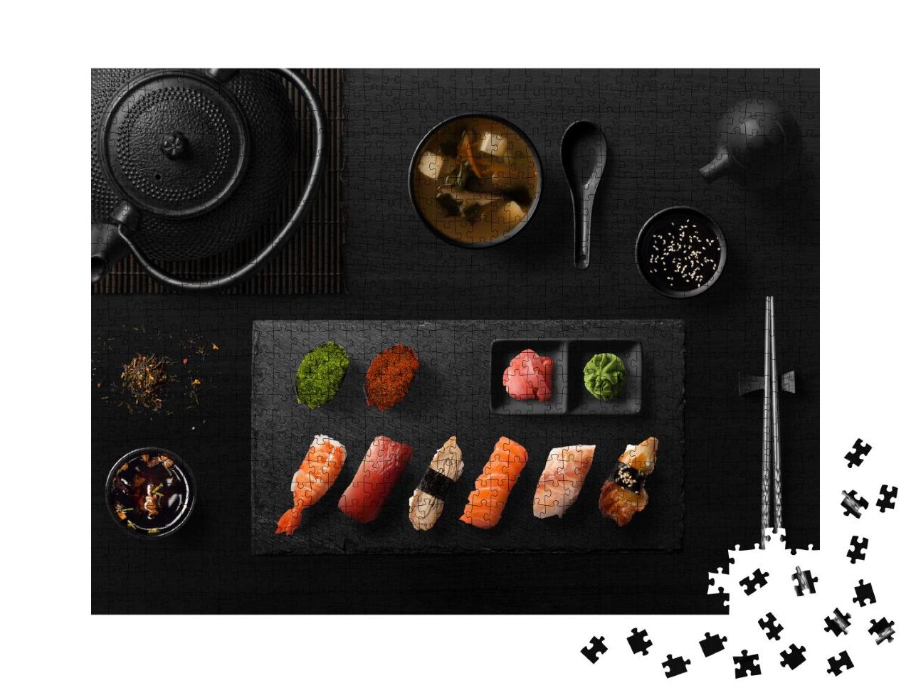 Puzzle 1000 Teile „Sushi-Rollen, Sashimi-Set, Misosuppe und Teekanne, japanisches Essen“