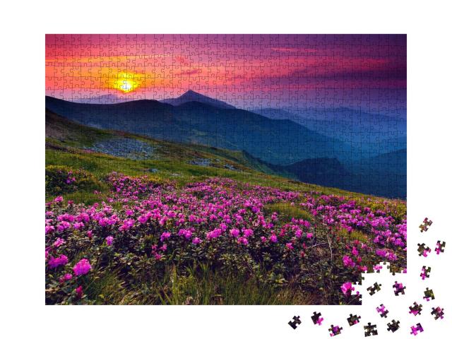 Puzzle 1000 Teile „Magische rosa Rhododendronblüten im Sonnenaufgang über den Bergen“