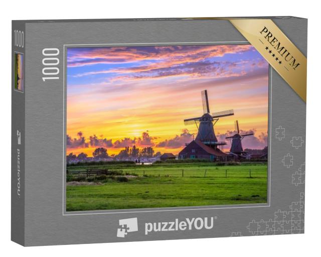 Puzzel 1000 stukjes „Traditioneel dorp met Nederlandse windmolens bij zonsondergang“