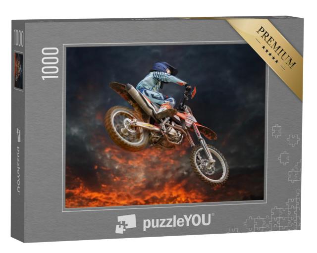 Puzzel 1000 stukjes „Motorcrossstunt onder een gloeiende avondhemel“