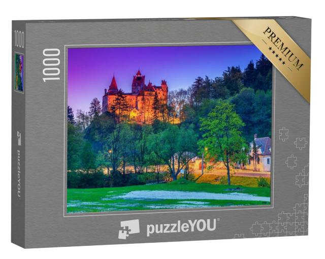 Puzzel 1000 stukjes „Kasteel van Bran met lichtjes in de avond, Transsylvanië, Roemenië“