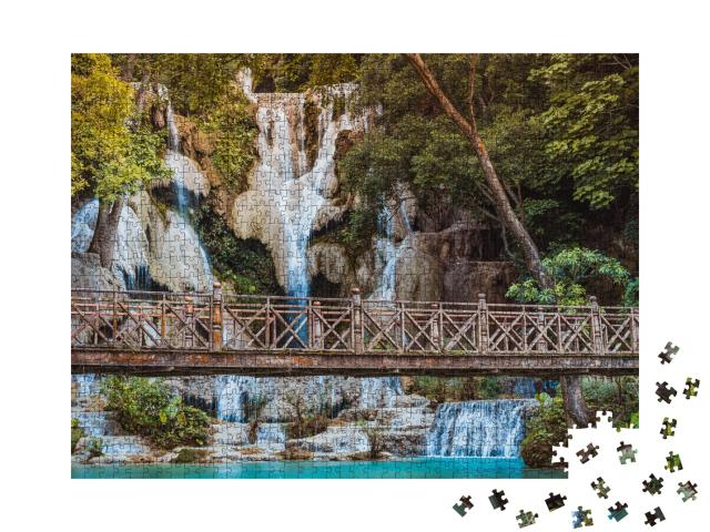 Puzzle 1000 Teile „Alte Brücke vor em Kuangsi Wasserfall in Luang Prabang, Laos“