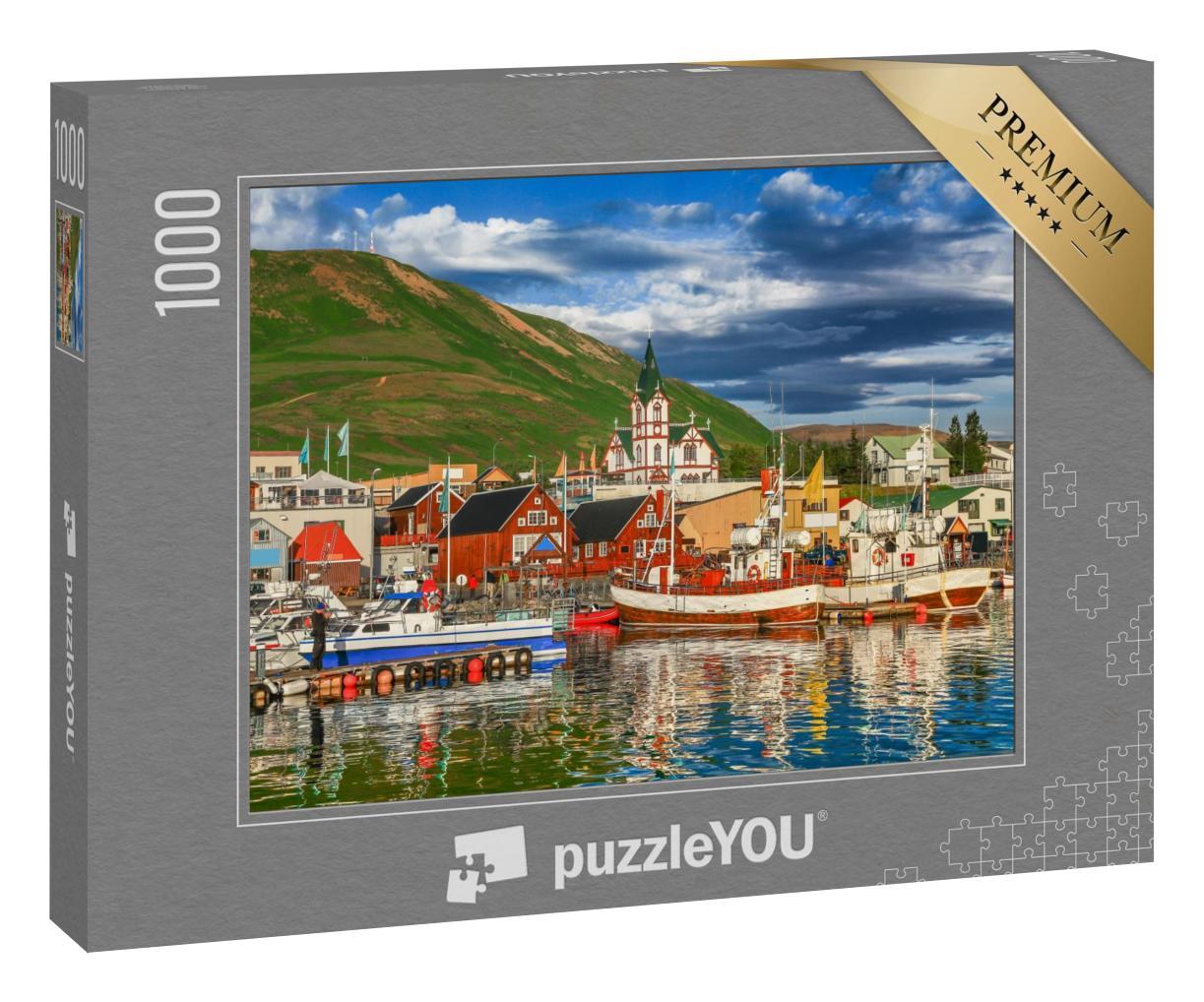 Puzzle 1000 Teile „Schöner Blick auf die historische Stadt Husavik mit Fischerbooten, Island“