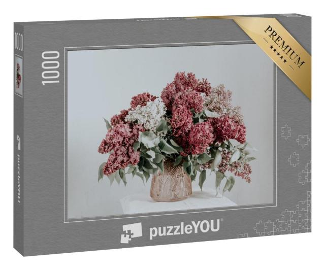 Puzzle 1000 Teile „Blumenstrauß mit Flieder in einer rosa Glasvase“