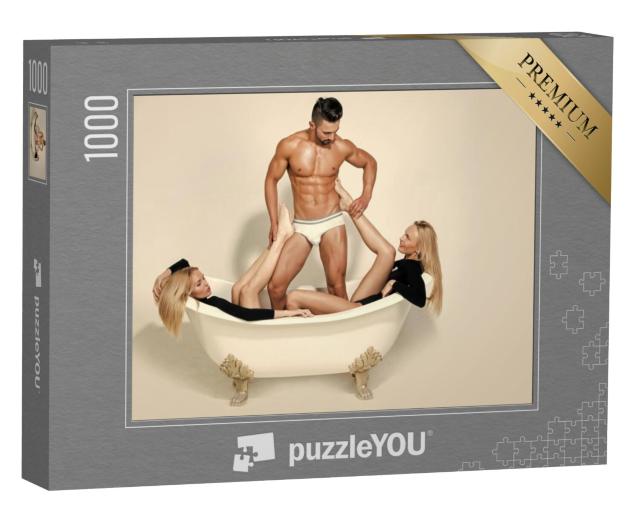 Puzzel 1000 stukjes „Sexy: Mannelijk model met twee blondjes in bad“