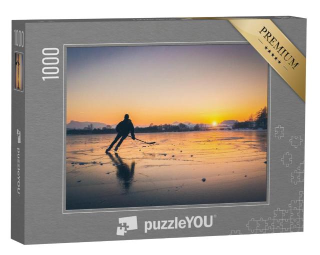 Puzzel 1000 stukjes „Silhouet van een jonge ijshockeyspeler op een bevroren meer“