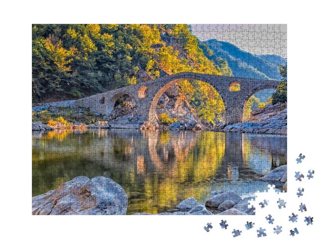 Puzzle 1000 Teile „Alte Steinbrücke bei Ardino im Herbst, Bulgarien“