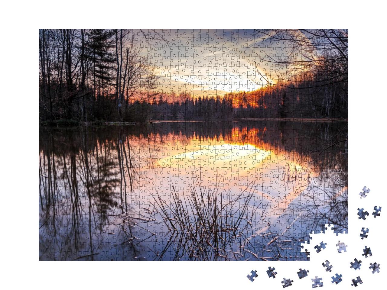 Puzzle 1000 Teile „Sonnenuntergang über einem Bergsee im Erzgebirge, Schneeberg“