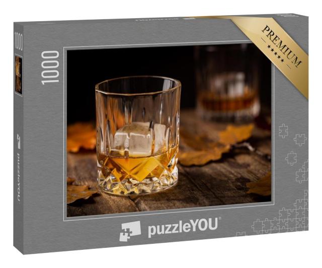 Puzzle 1000 Teile „Glas Scotch, Whiskey und Eis auf hölzernem Hintergrund mit Herbstblättern“