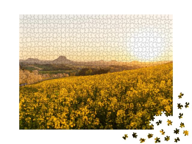 Puzzle 1000 Teile „Schönes Rapsfeld vor der Sächsischen Schweiz, Blick auf Sandsteinberge“