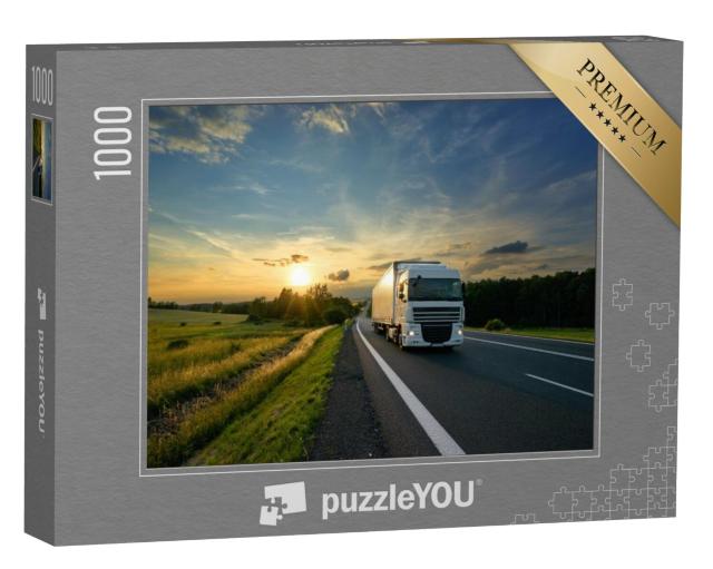 Puzzel 1000 stukjes „Witte vrachtwagen rijdt de zonsondergang tegemoet“