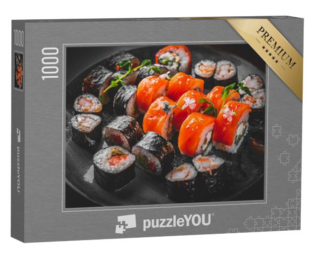 Puzzel 1000 stukjes „Set sushirolletjes met zalm, avocado, roomkaas, komkommer, rijst, tonijn“