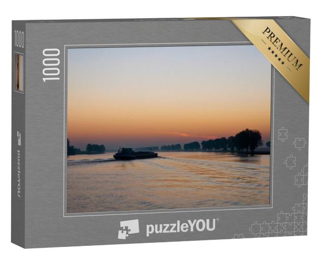 Puzzel 1000 stukjes „De Bergse Maas met een vrachtschip op de oever kort voor zonsopgang“