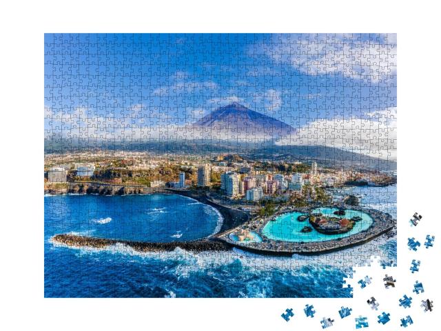 Puzzle 1000 Teile „Luftaufnahme mit Puerto de la Cruz und Vulkan Teide, Teneriffa, Spanien“