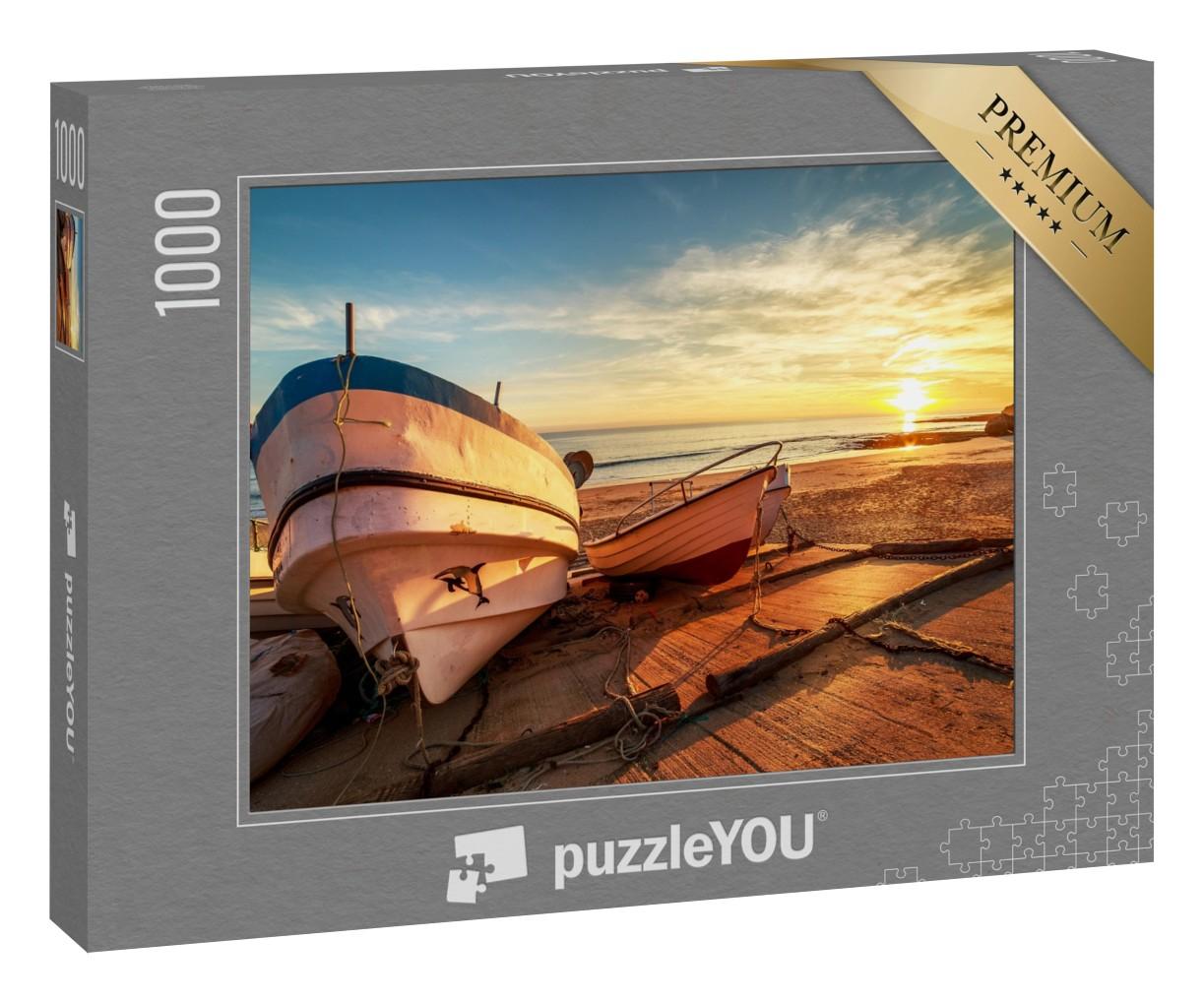 Puzzle 1000 Teile „Hölzerne Fischerboote in einem kleinen Hafen am Strand bei Sonnenuntergang“