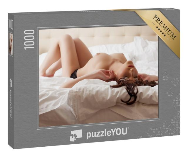 Puzzle 1000 Teile „Erotische Fotografie: Schöne Frau, oben ohne im Bett“