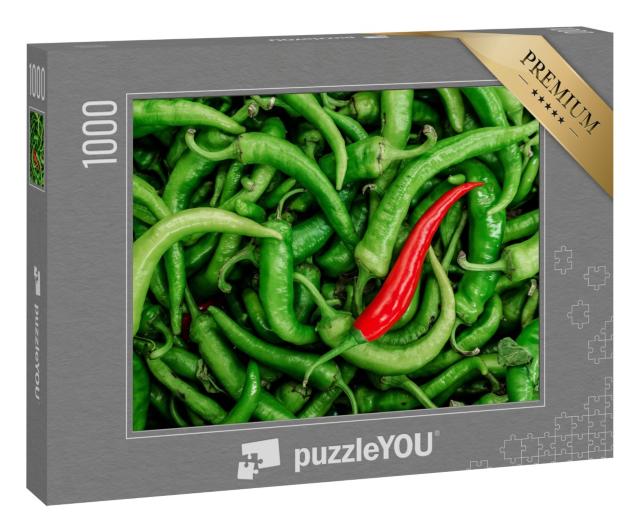 Puzzle 1000 Teile „Eine rote Chilischote vor vielen grünen“