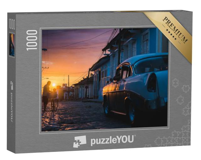 Puzzel 1000 stukjes „Cubaanse straat zonsondergang met oldtimer in Trinidad, Cuba“