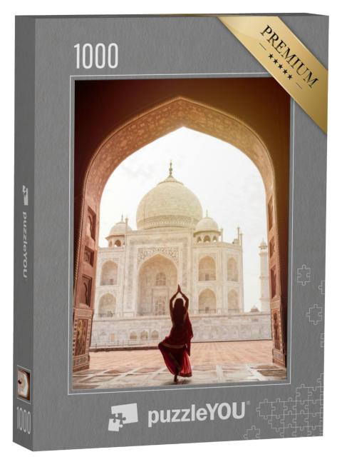 Puzzel 1000 stukjes „Indiase vrouw in rode sari bij de Taj Mahal, India“